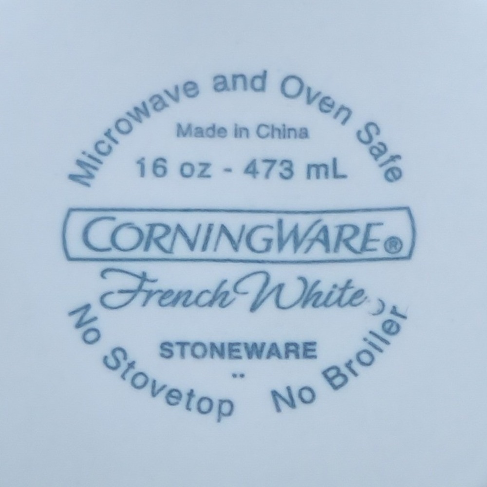 CorningWare French White 16 oz Round Fluted‎ Stoneware Dish with Lid